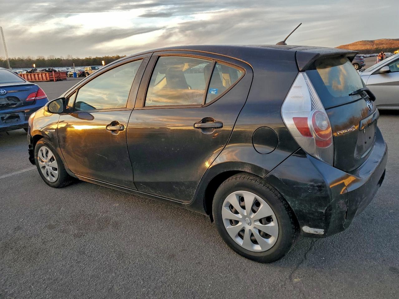2013 TOYOTA PRIUS C photo 2