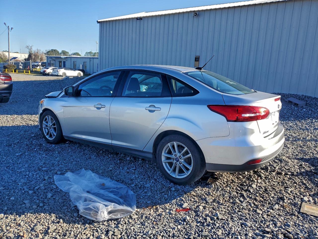 2017 FORD FOCUS SE photo 2
