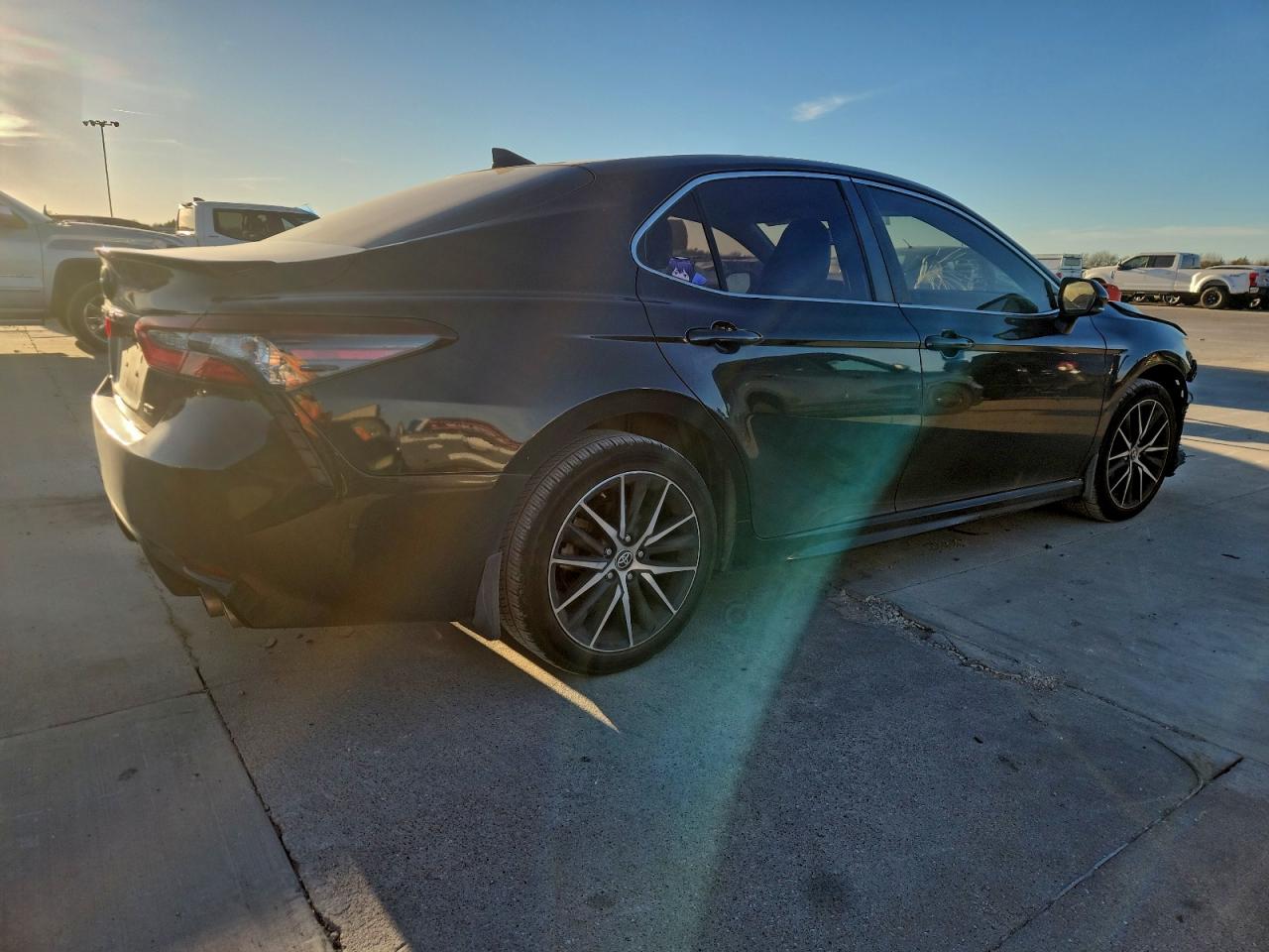 2021 TOYOTA CAMRY SE photo 3