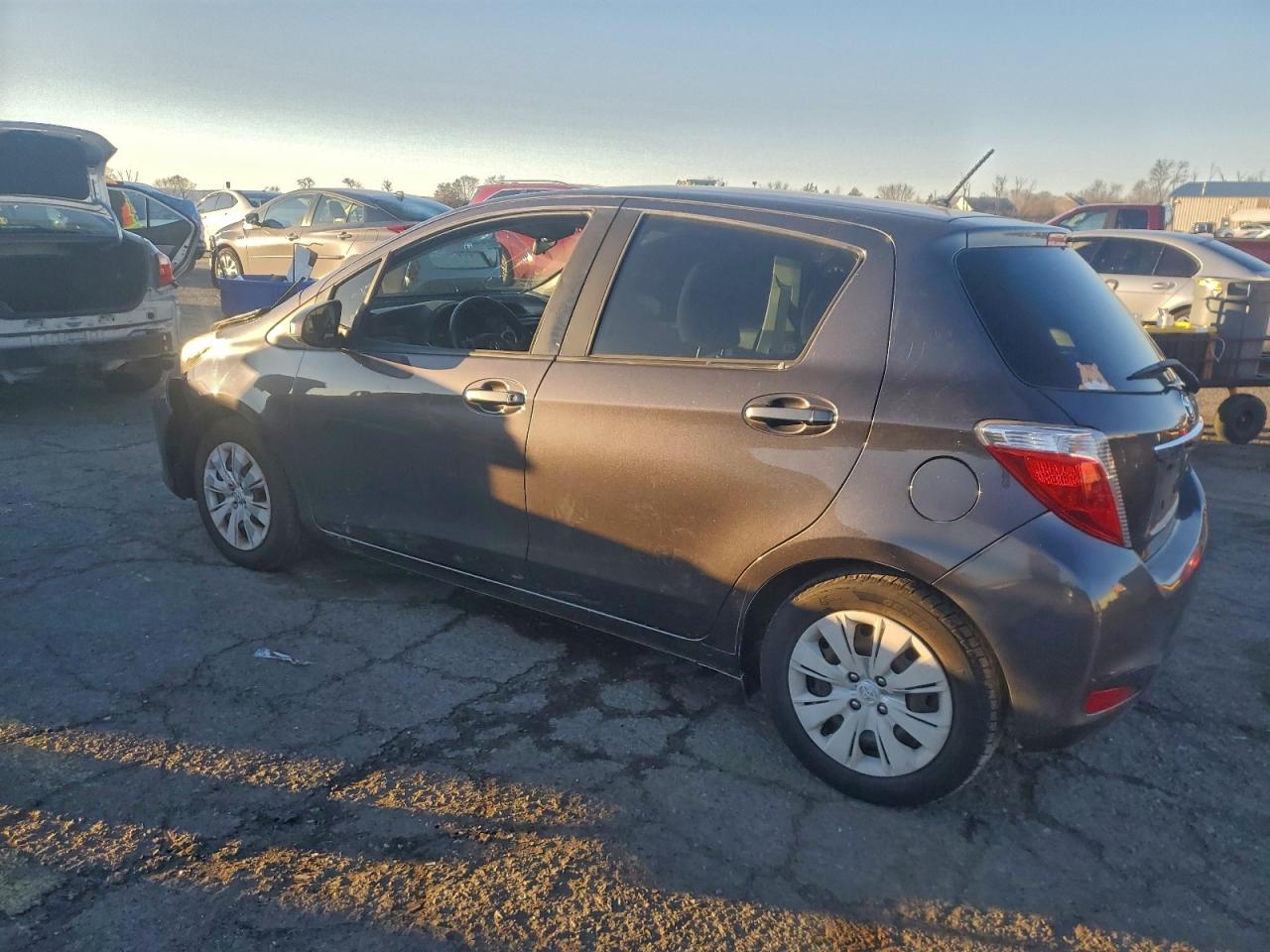 2014 TOYOTA YARIS photo 2