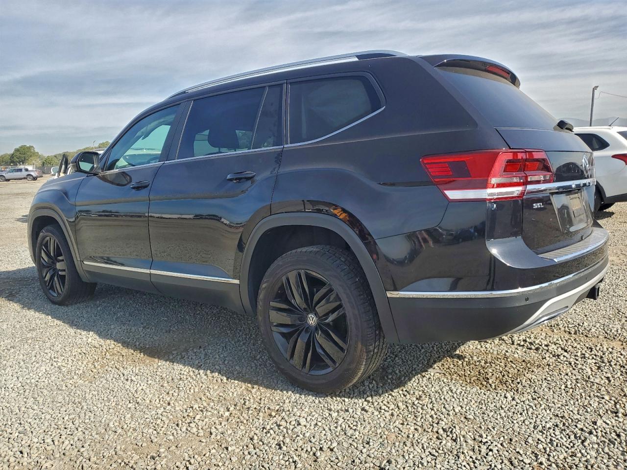 2018 VOLKSWAGEN ATLAS SEL photo 2