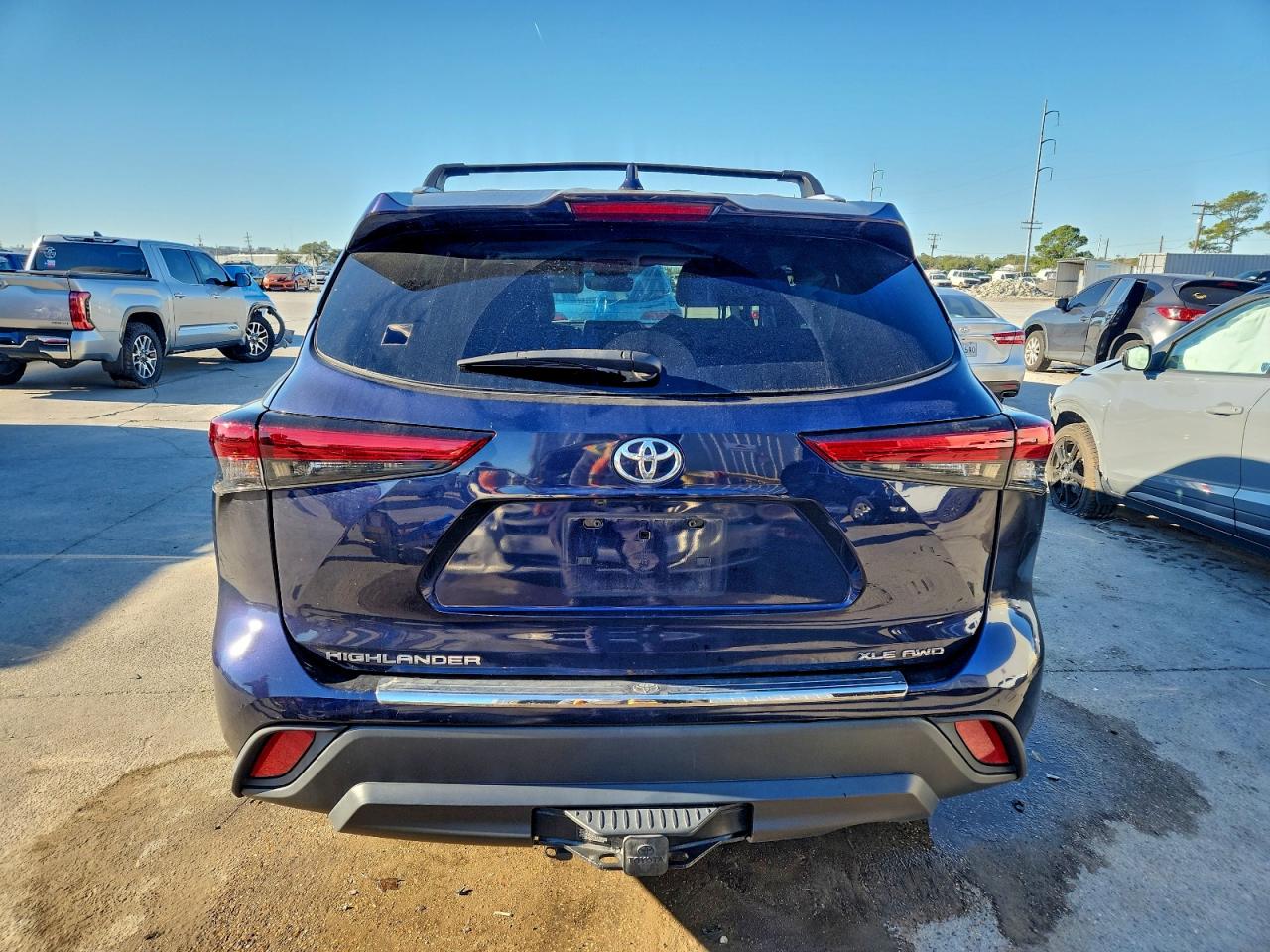 2022 TOYOTA HIGHLANDER XLE photo 6