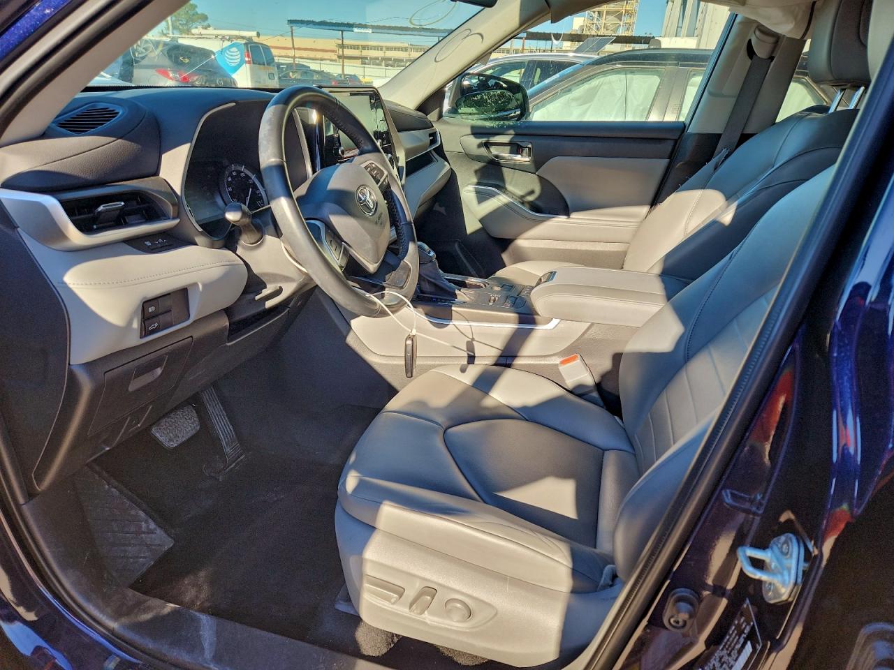 2022 TOYOTA HIGHLANDER XLE photo 7