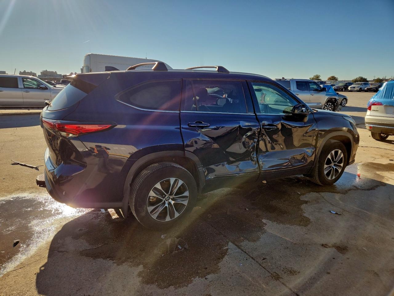 2022 TOYOTA HIGHLANDER XLE photo 3