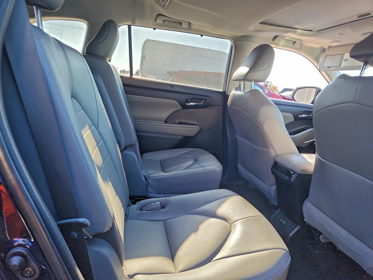 2022 TOYOTA HIGHLANDER XLE photo 11