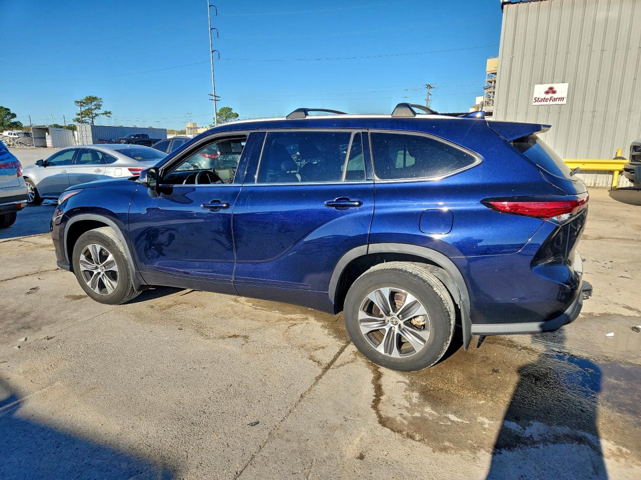 2022 TOYOTA HIGHLANDER XLE photo 2
