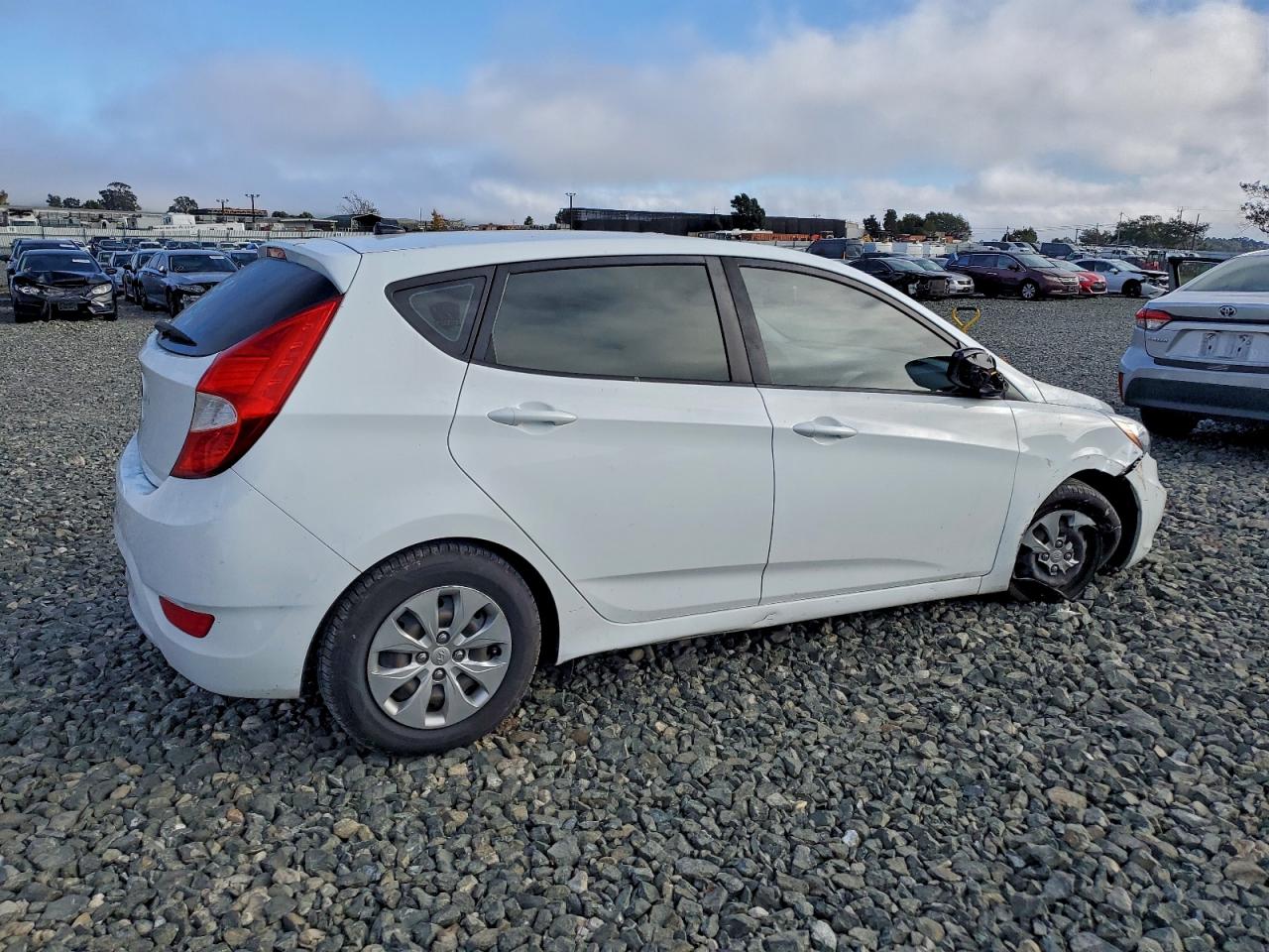 2017 HYUNDAI ACCENT SE photo 5