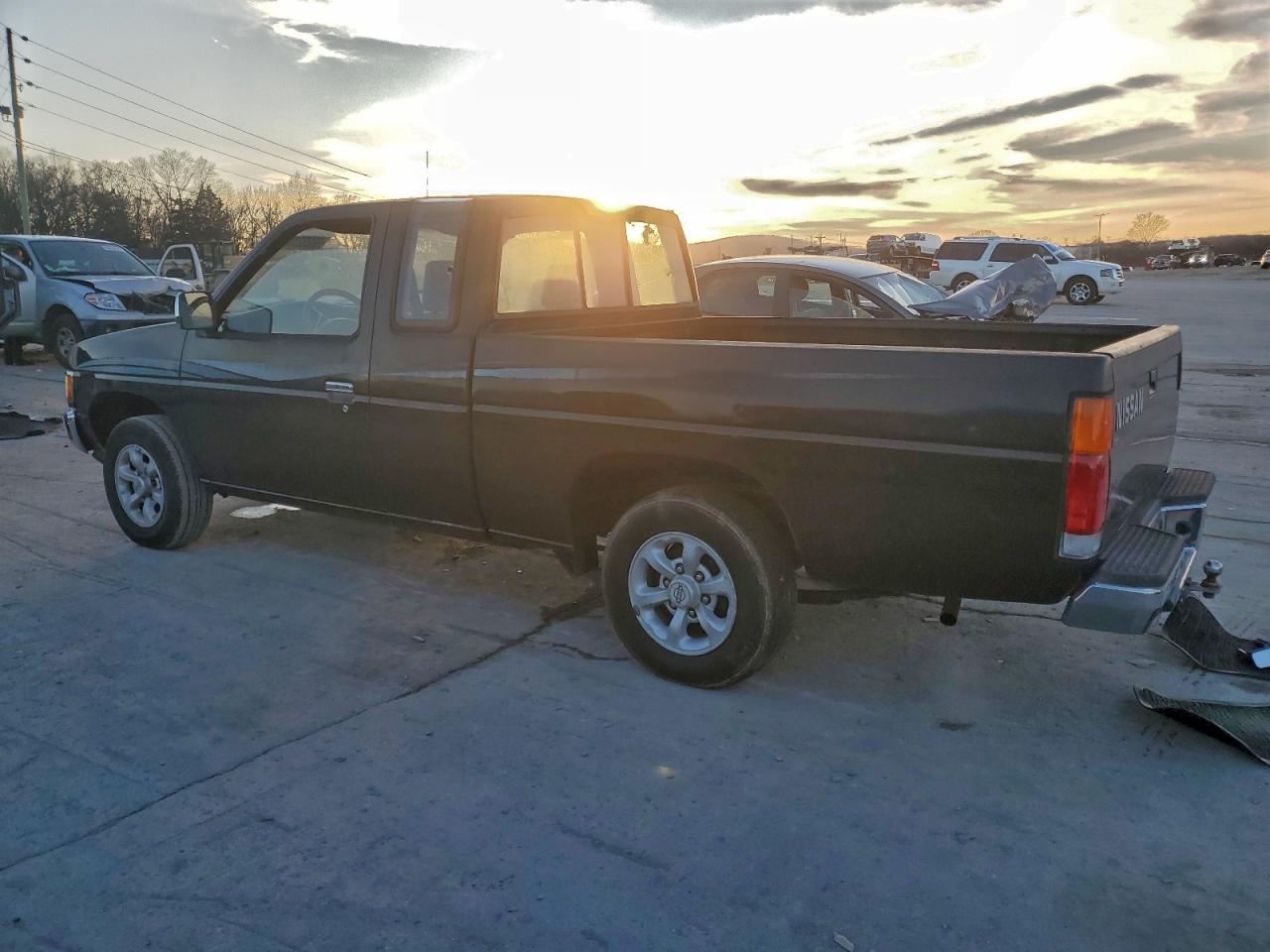 1996 NISSAN TRUCK KING CAB SE photo 2