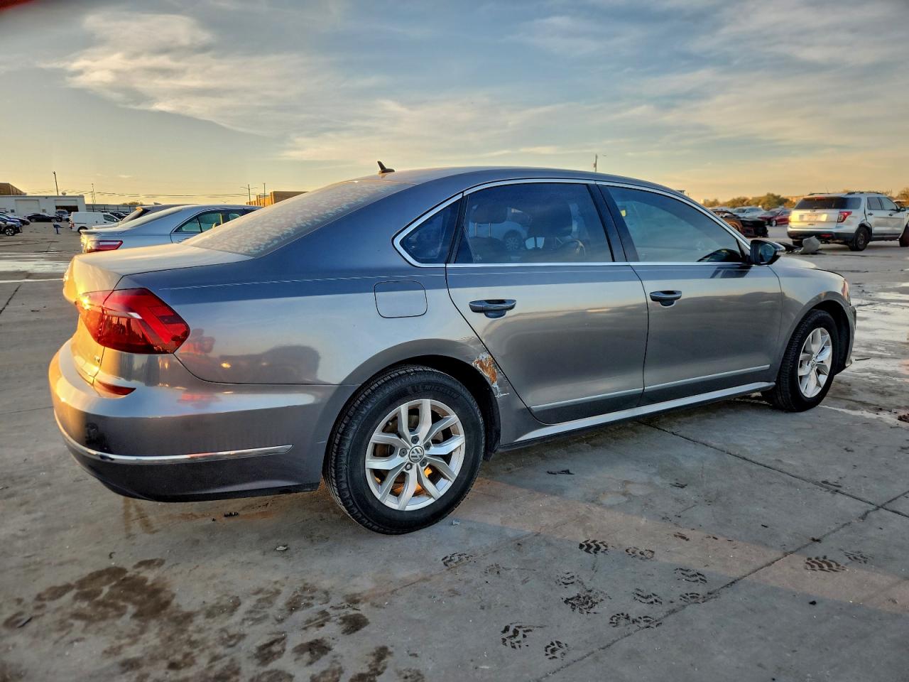 2017 VOLKSWAGEN PASSAT S photo 3