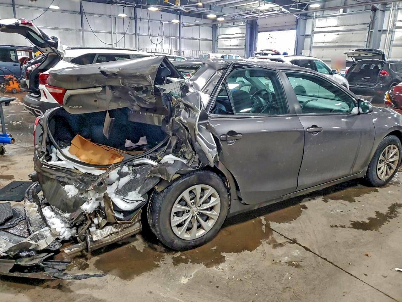 2015 TOYOTA CAMRY LE photo 3