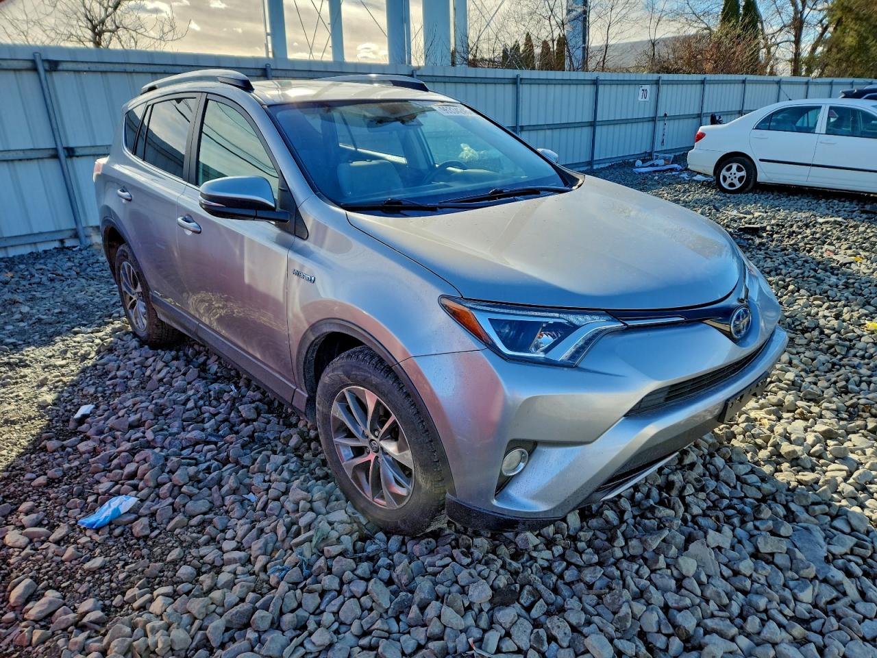 2017 TOYOTA RAV4 HV LE photo 4