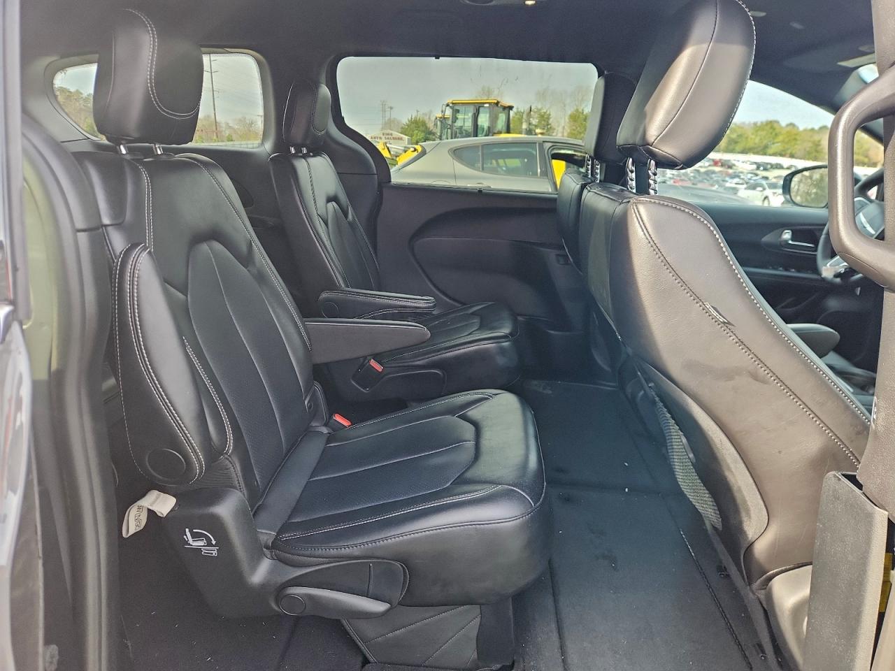2025 CHRYSLER PACIFICA SELECT photo 11
