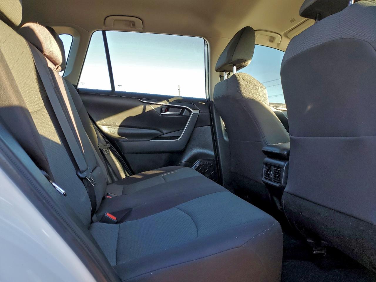 2024 TOYOTA RAV4 XLE photo 21