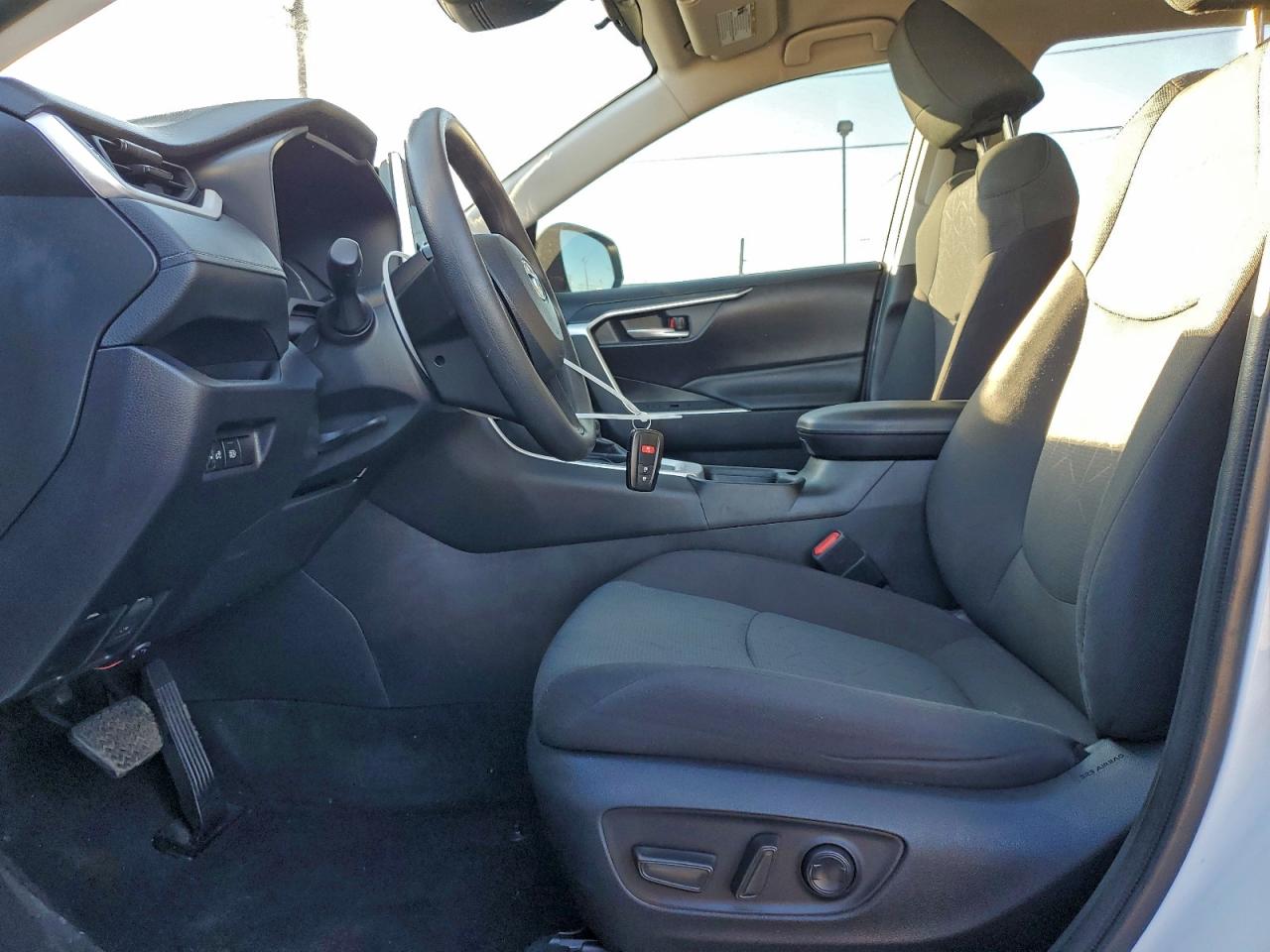 2024 TOYOTA RAV4 XLE photo 13
