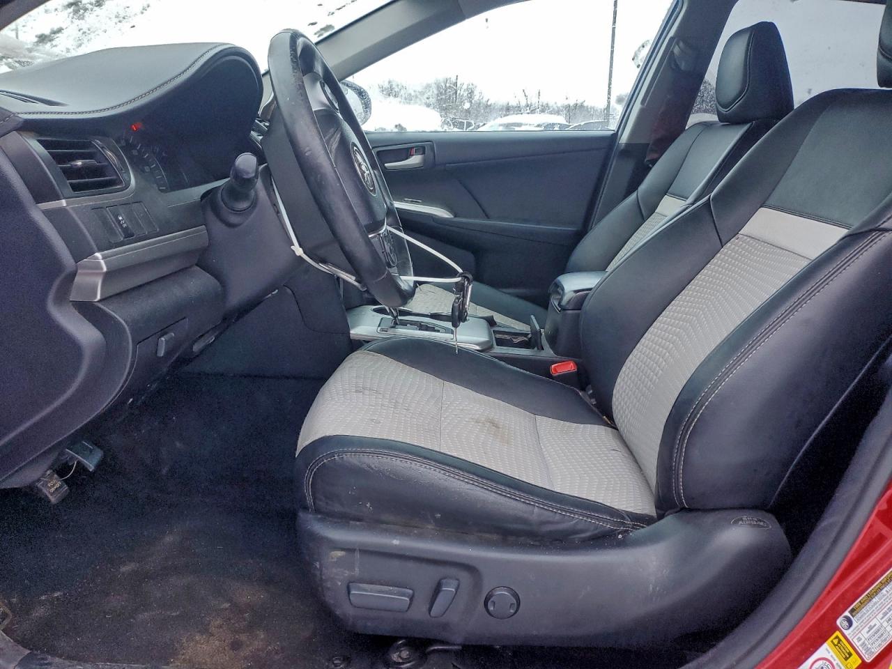 2014 TOYOTA CAMRY SE photo 13