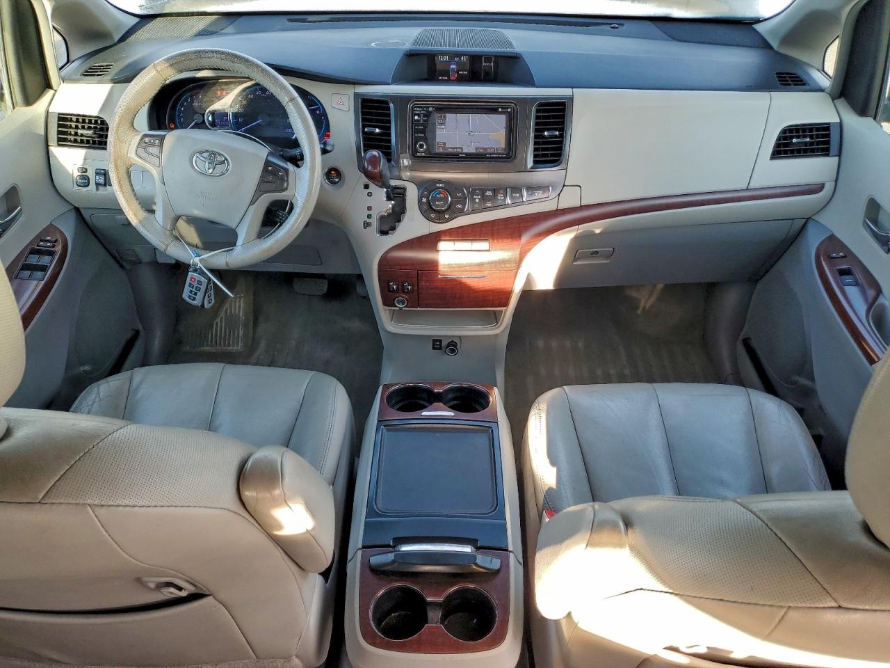 2013 TOYOTA SIENNA XLE photo 15
