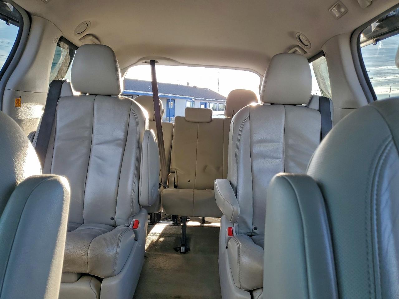2013 TOYOTA SIENNA XLE photo 19