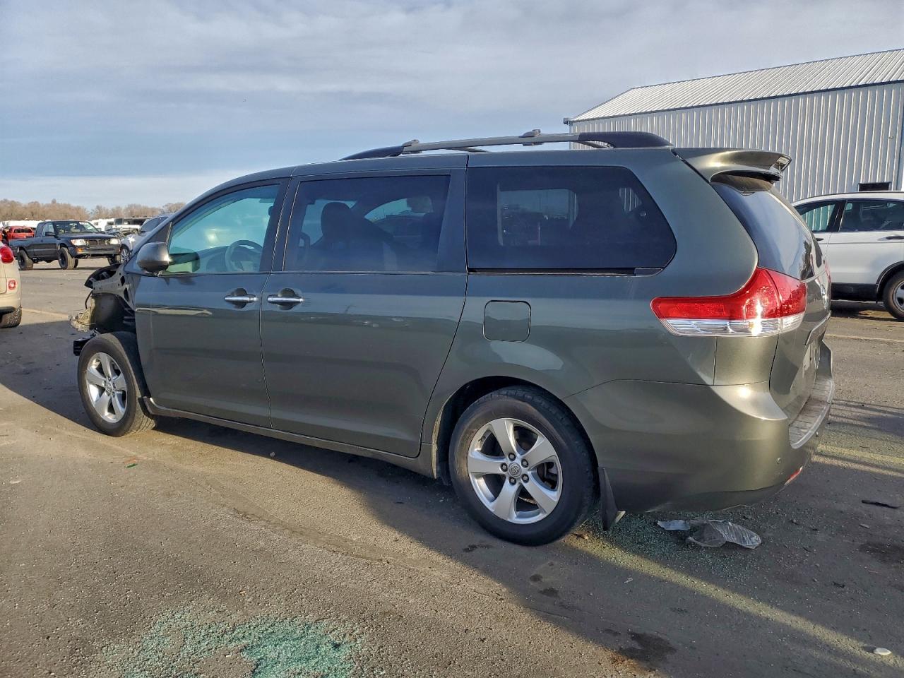 2013 TOYOTA SIENNA XLE photo 3