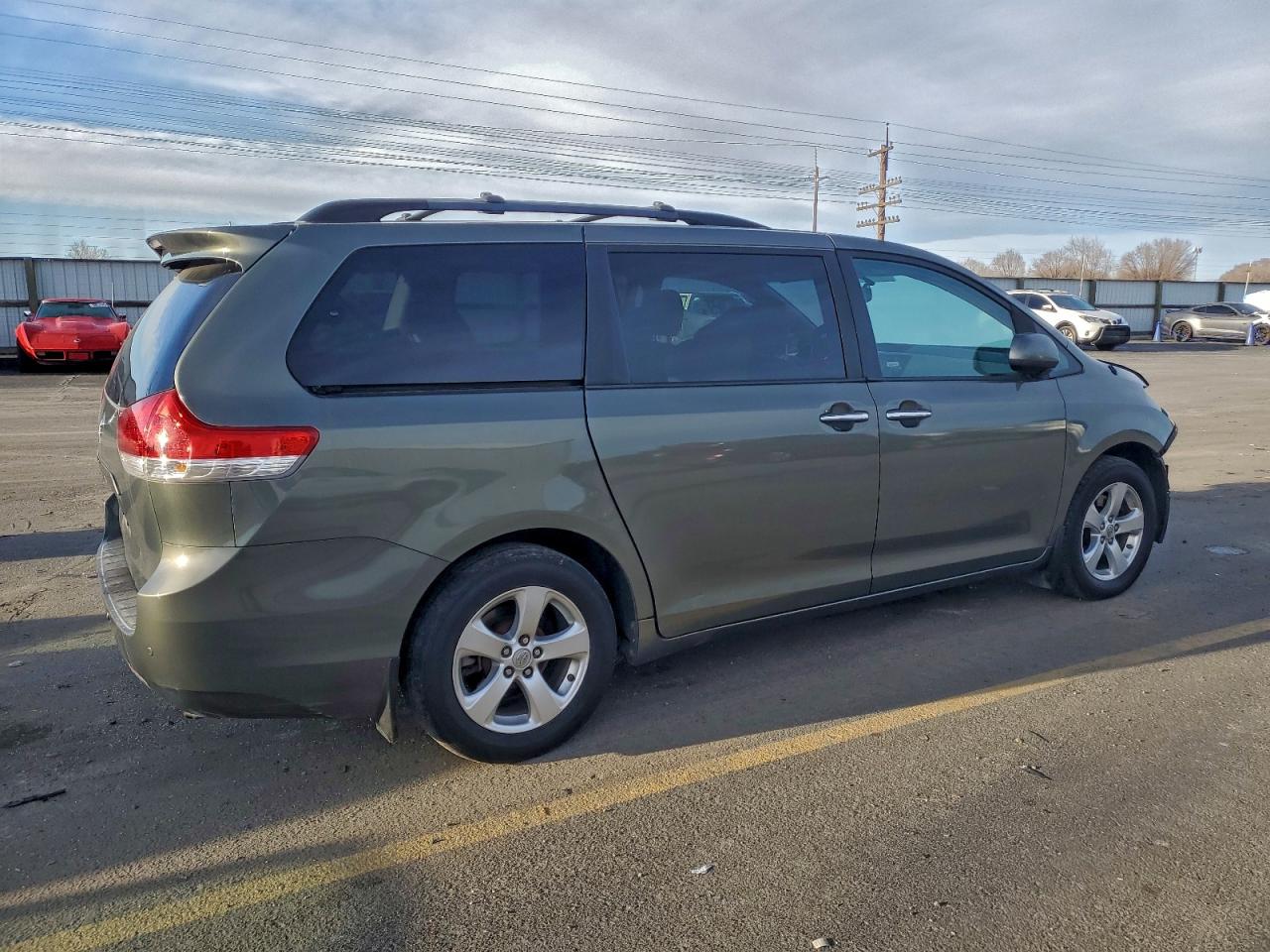 2013 TOYOTA SIENNA XLE photo 5