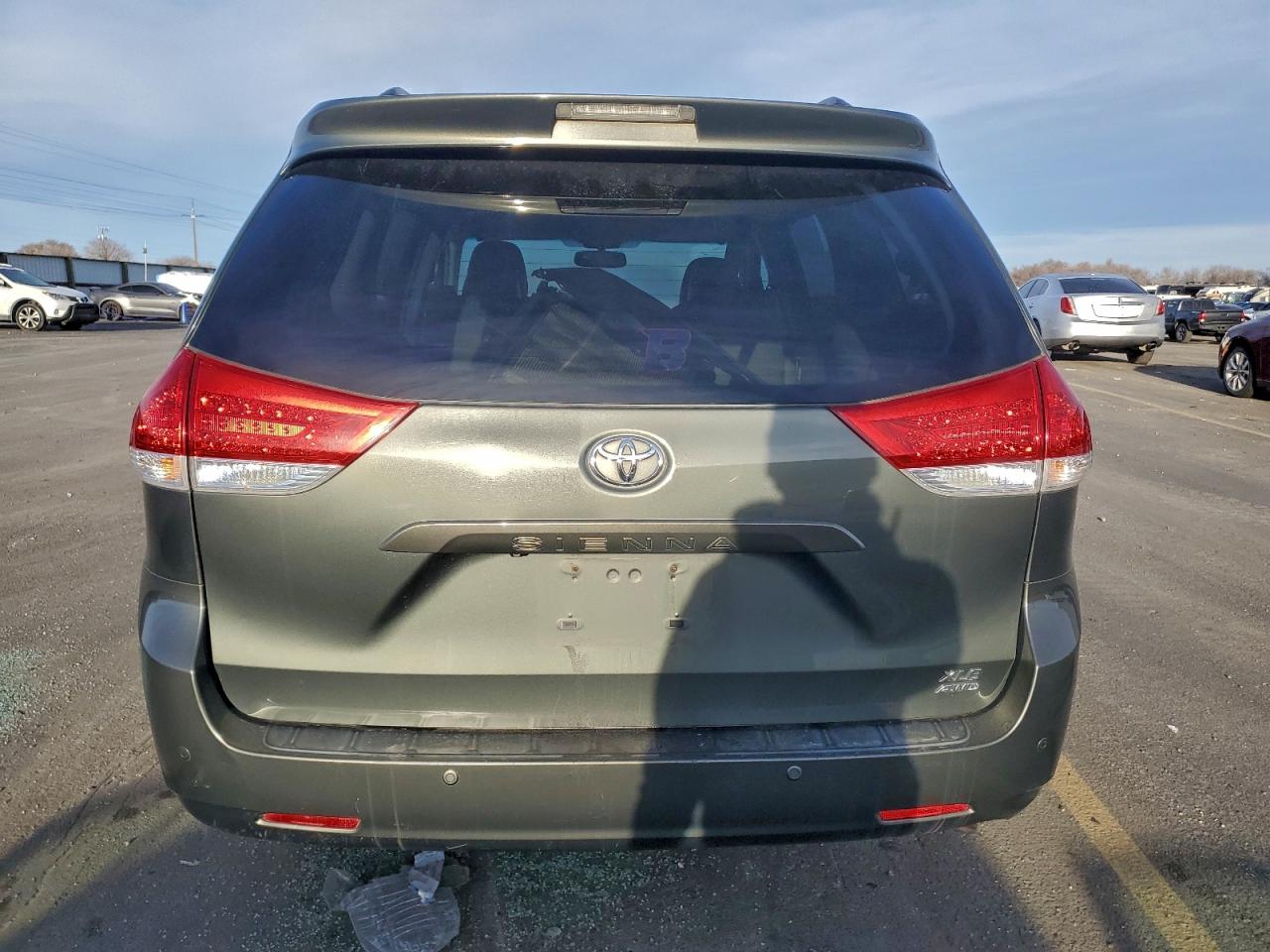 2013 TOYOTA SIENNA XLE photo 11