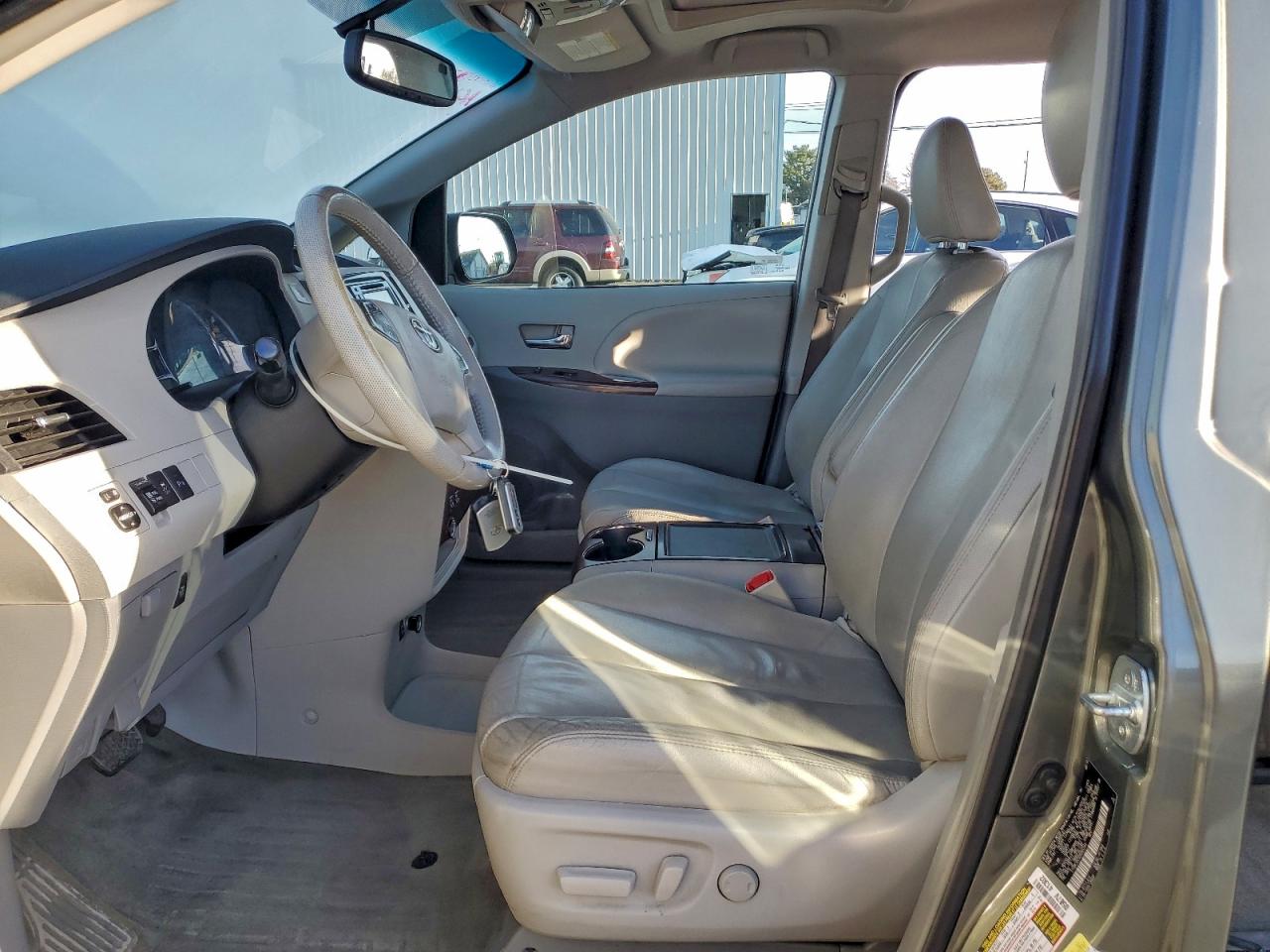 2013 TOYOTA SIENNA XLE photo 13