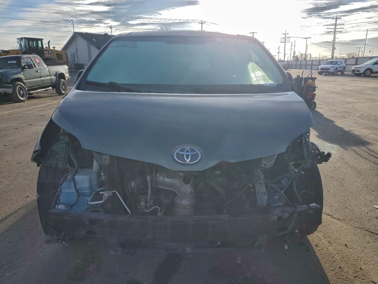 2013 TOYOTA SIENNA XLE photo 9
