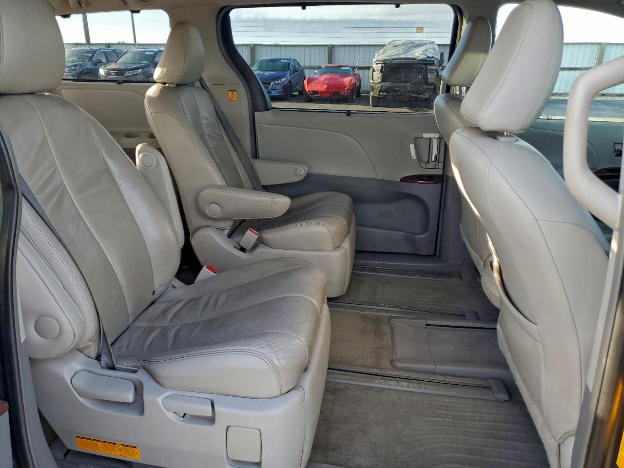 2013 TOYOTA SIENNA XLE photo 21