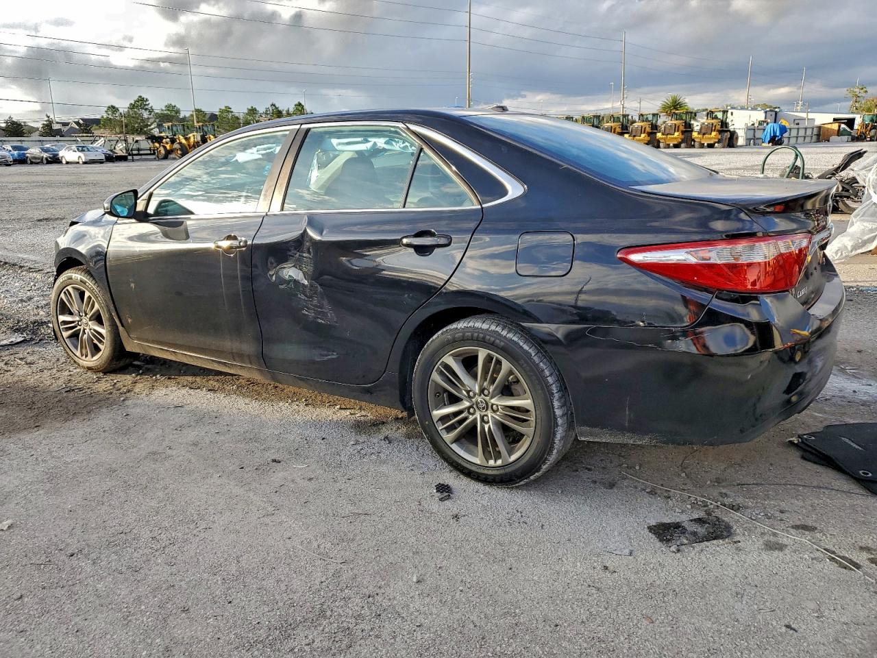 2017 TOYOTA CAMRY LE photo 2