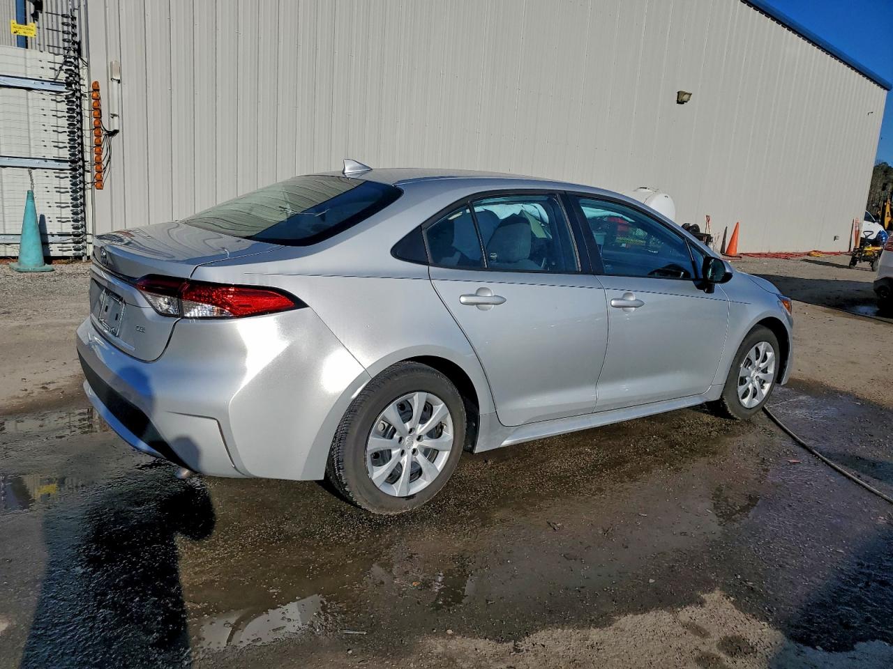 2021 TOYOTA COROLLA LE photo 3