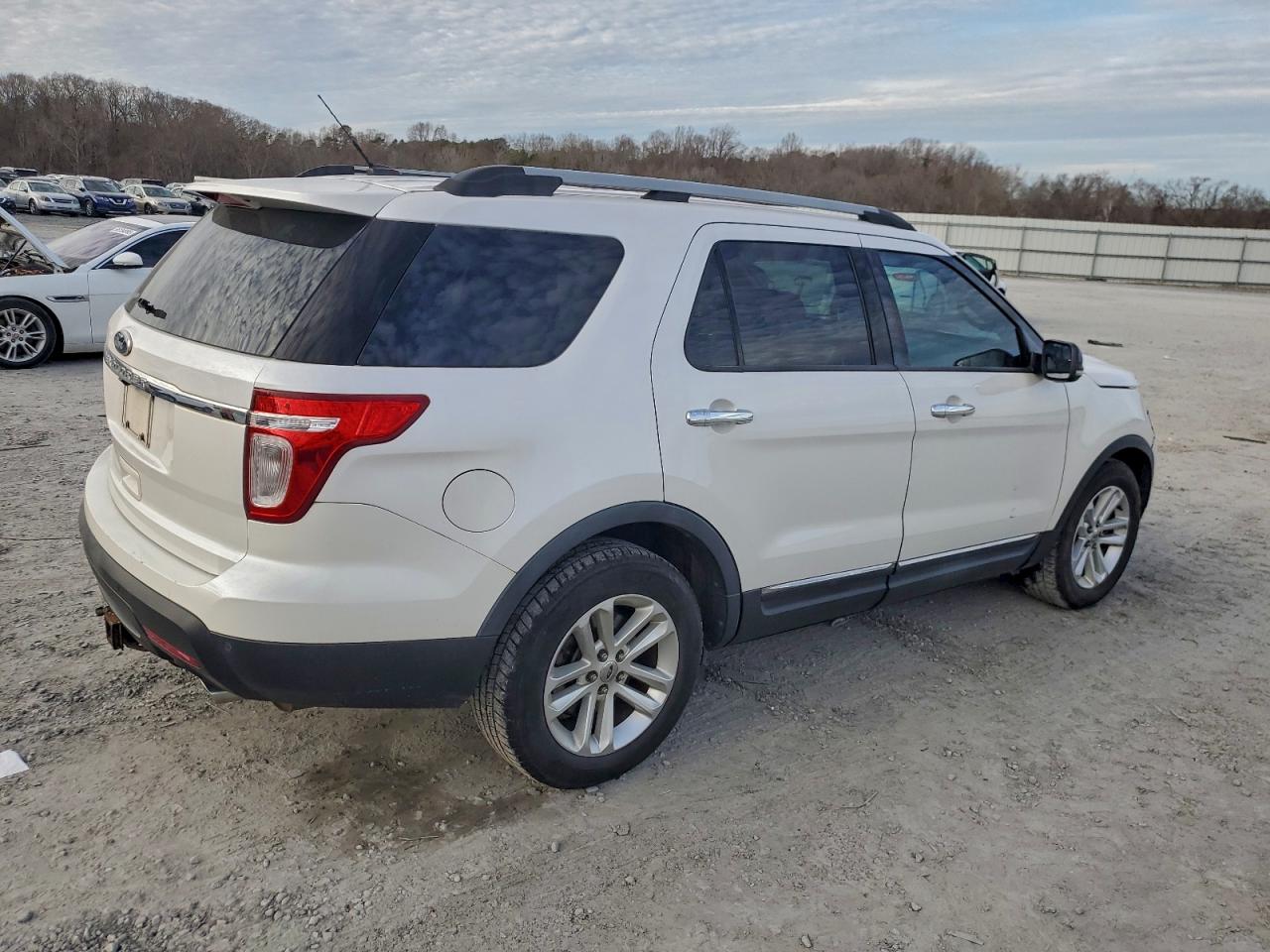 2011 FORD EXPLORER XLT photo 5
