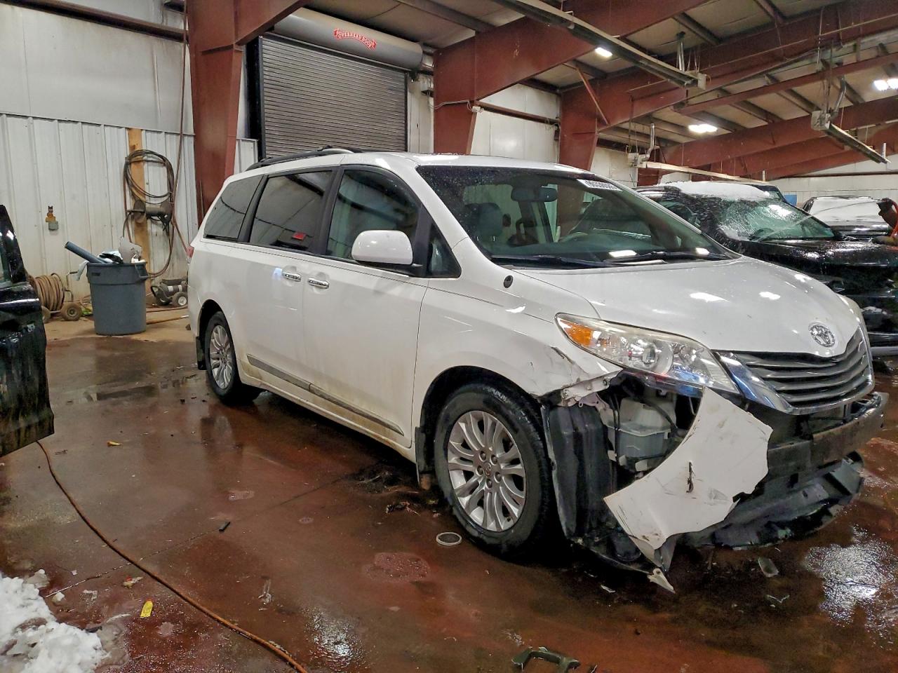 2013 TOYOTA SIENNA XLE photo 4