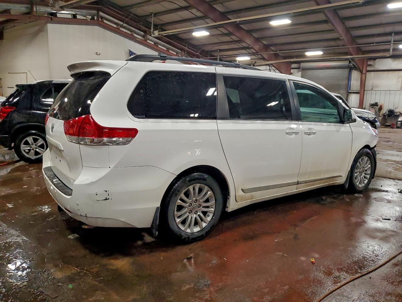 2013 TOYOTA SIENNA XLE photo 3