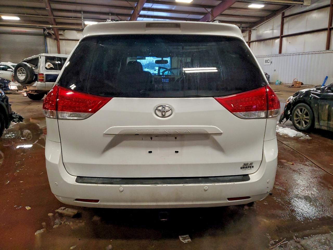 2013 TOYOTA SIENNA XLE photo 6