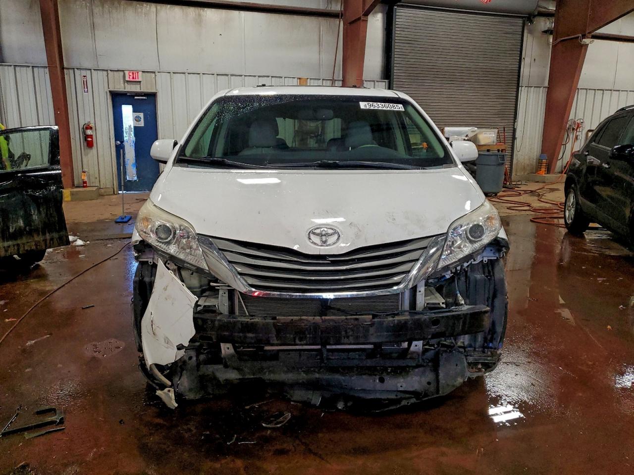 2013 TOYOTA SIENNA XLE photo 5