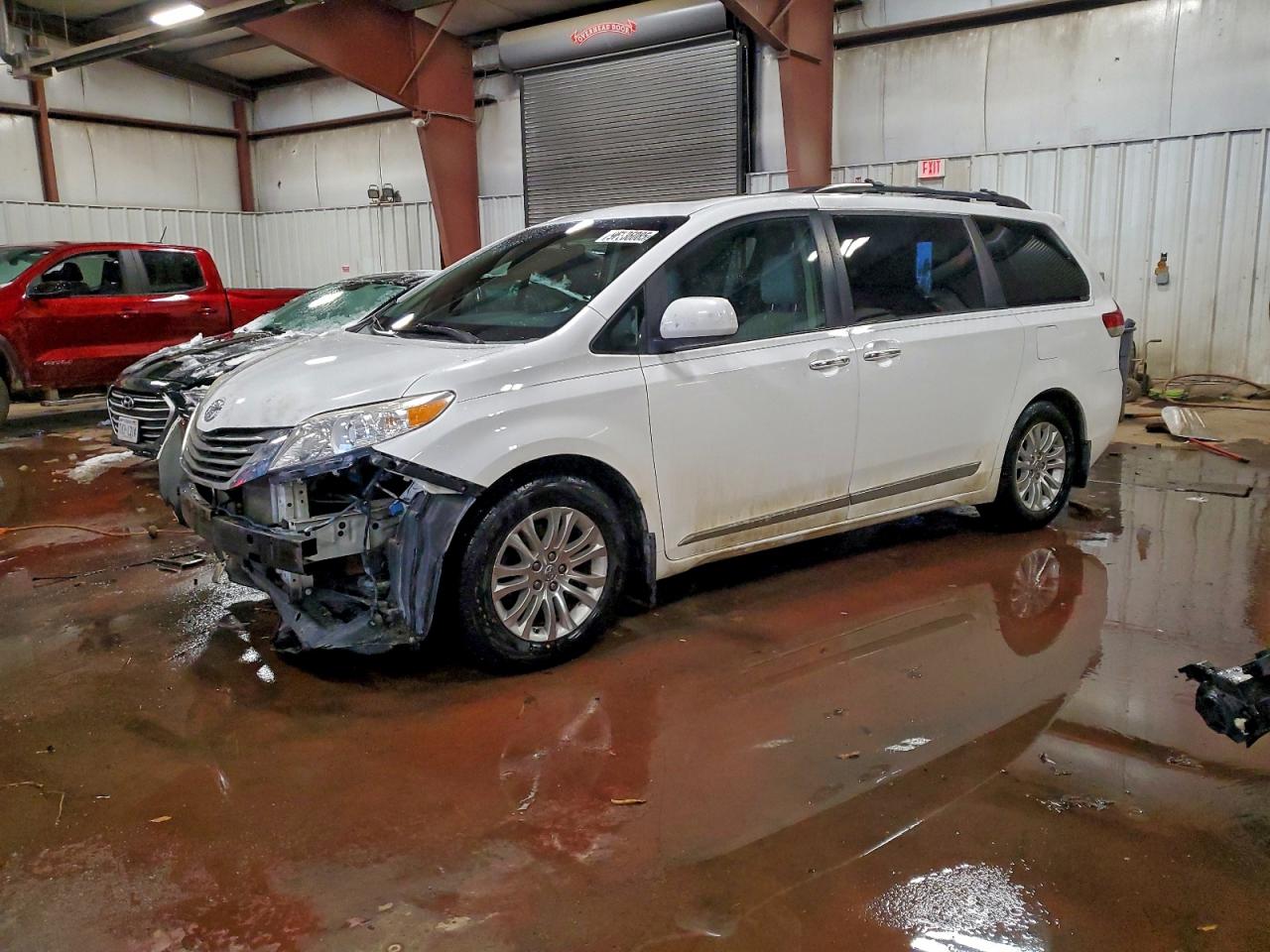 2013 TOYOTA SIENNA