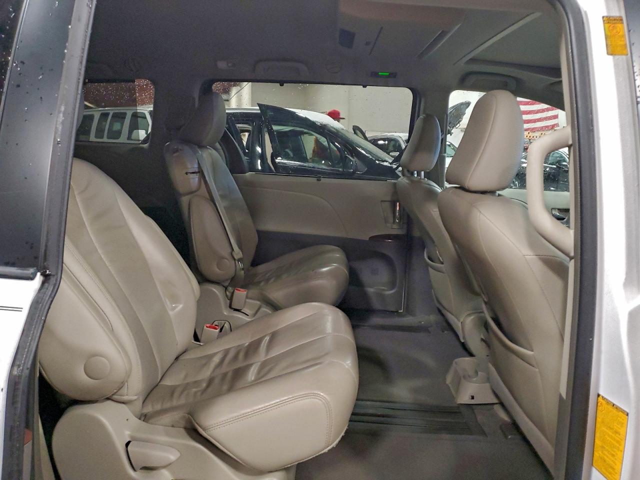 2013 TOYOTA SIENNA XLE photo 11