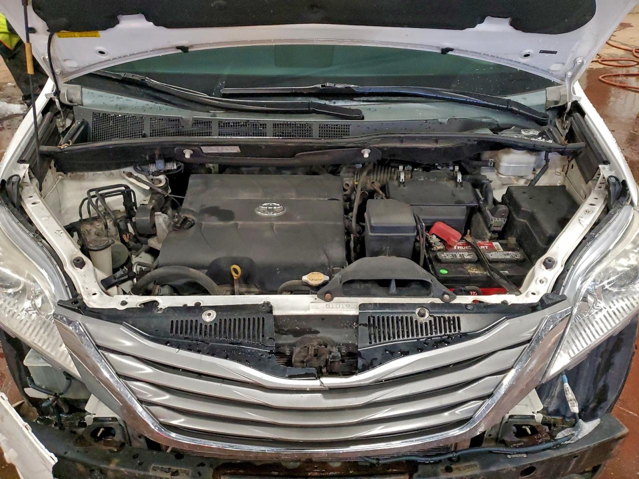 2013 TOYOTA SIENNA XLE photo 12