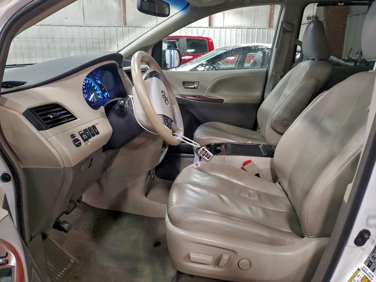 2013 TOYOTA SIENNA XLE photo 7
