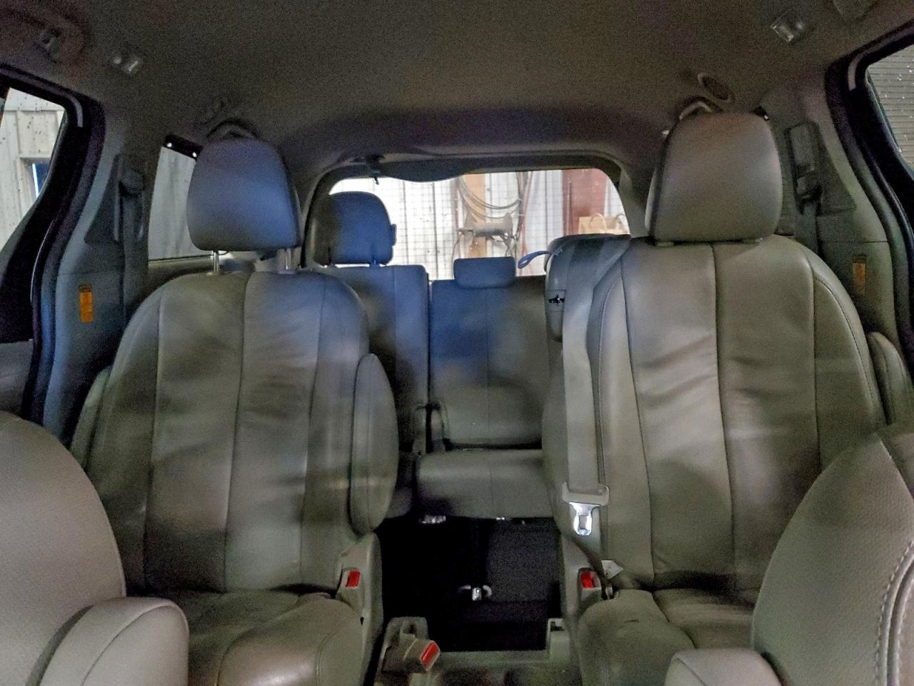 2013 TOYOTA SIENNA XLE photo 10