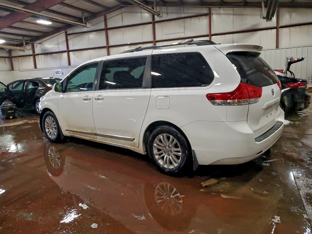 2013 TOYOTA SIENNA XLE photo 2