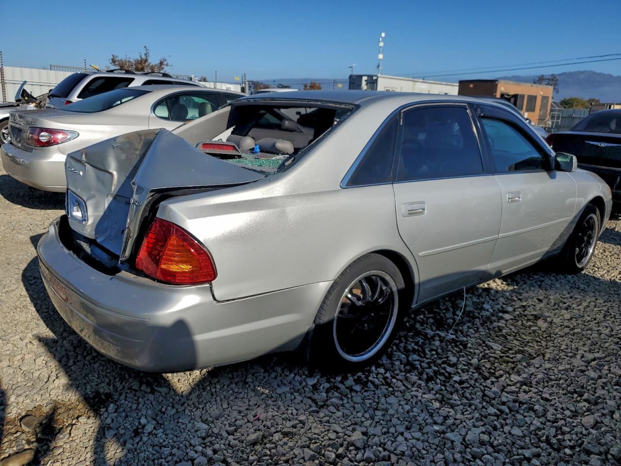 2002 TOYOTA AVALON XL photo 3