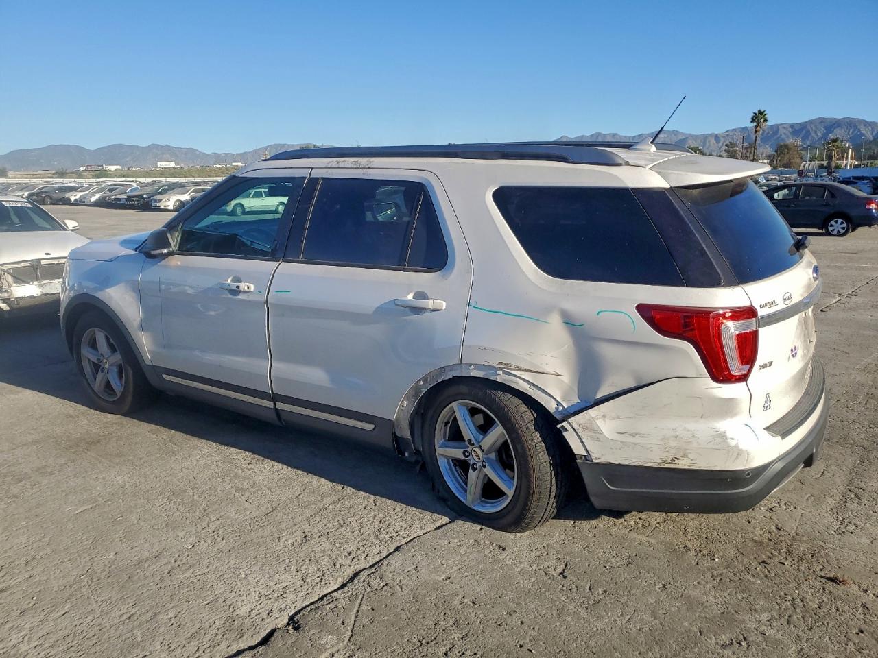 2019 FORD EXPLORER XLT photo 2