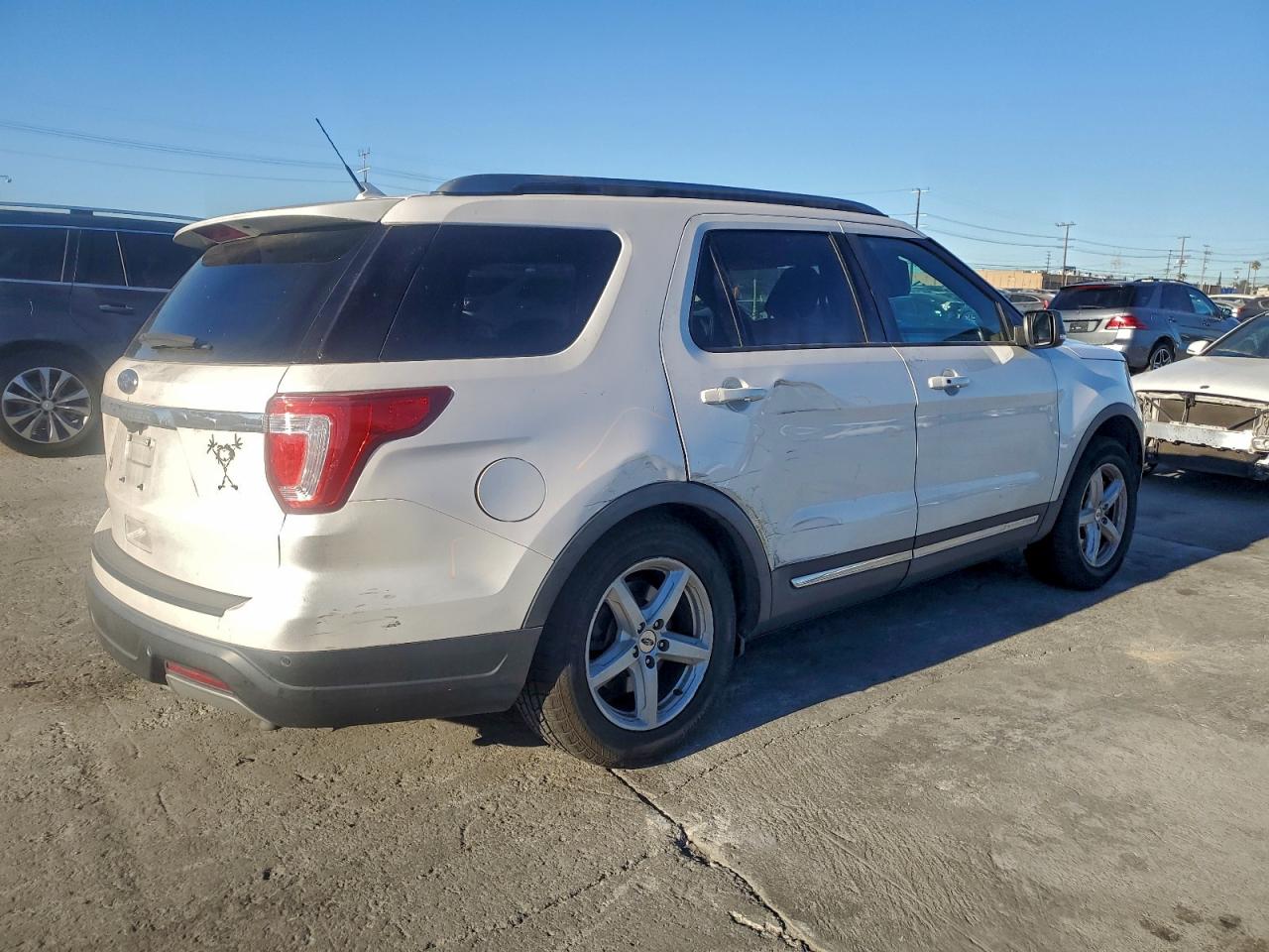 2019 FORD EXPLORER XLT photo 3