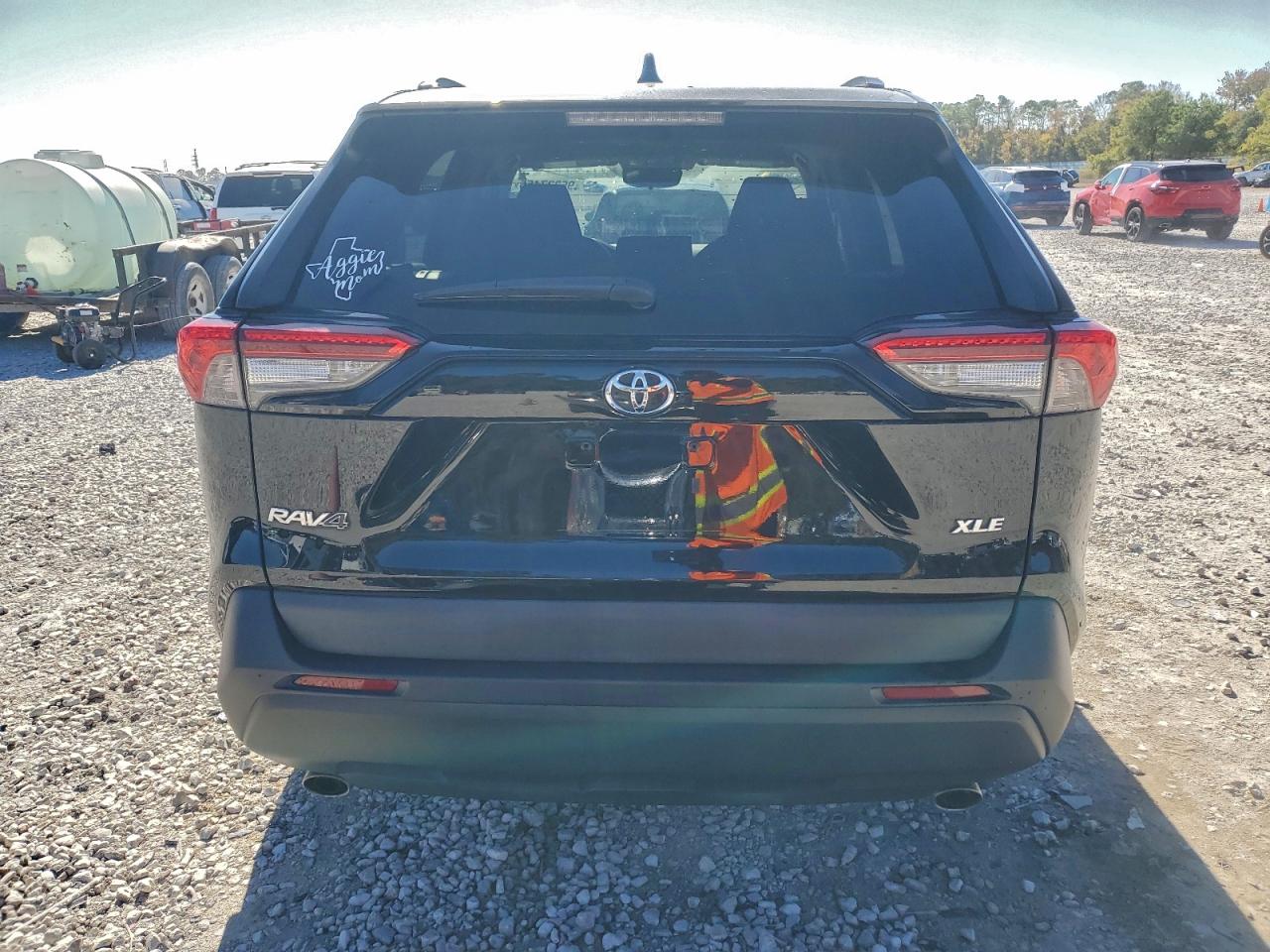 2021 TOYOTA RAV4 XLE photo 6