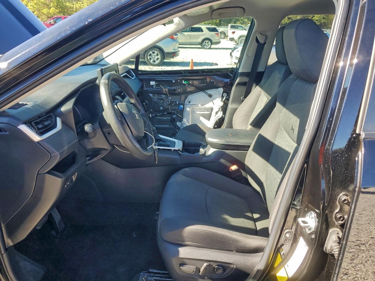 2021 TOYOTA RAV4 XLE photo 7