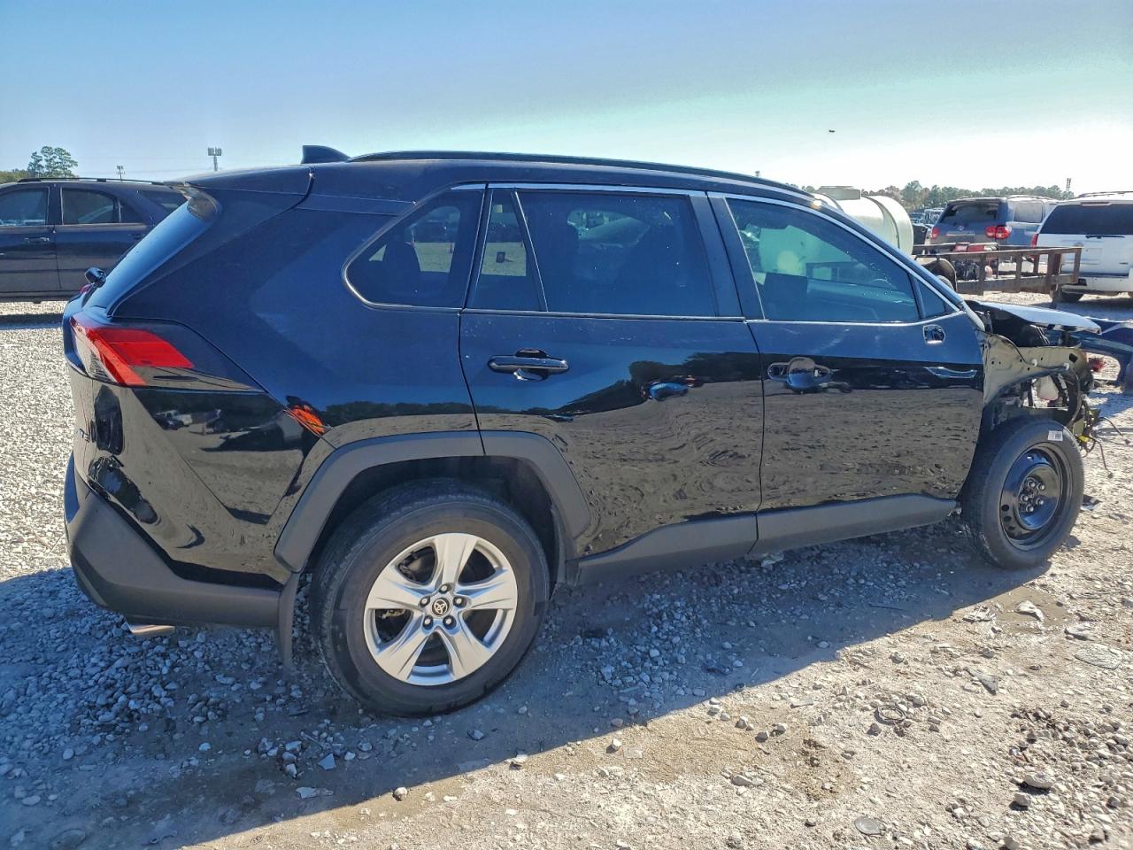 2021 TOYOTA RAV4 XLE photo 3