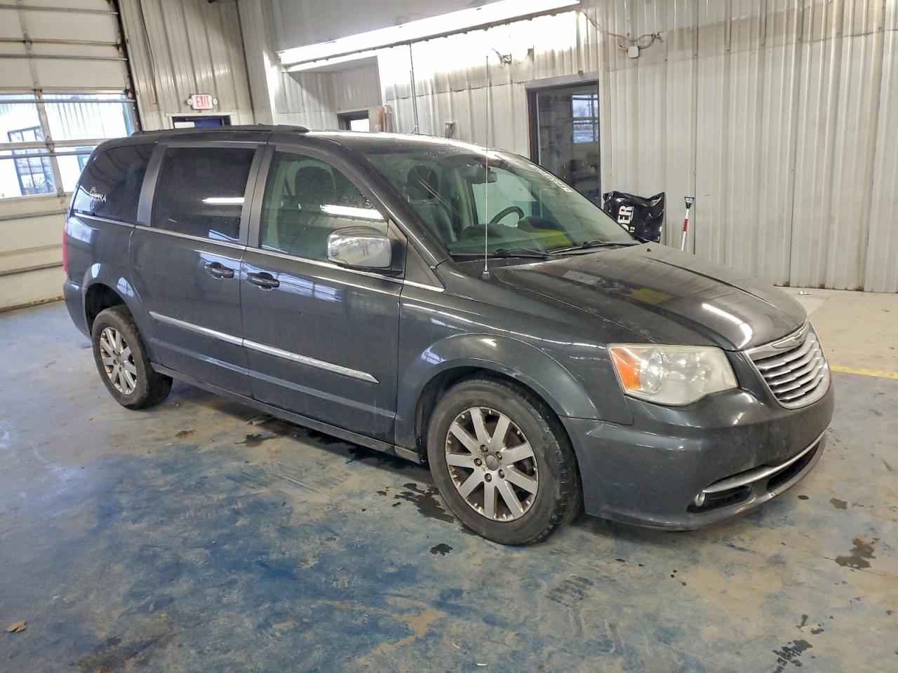 2011 CHRYSLER TOWN & COUNTRY TOURING L photo 4