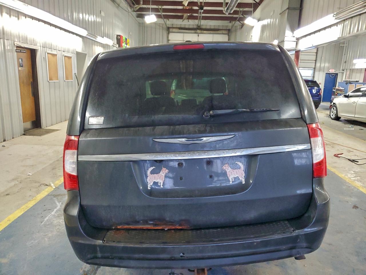 2011 CHRYSLER TOWN & COUNTRY TOURING L photo 6