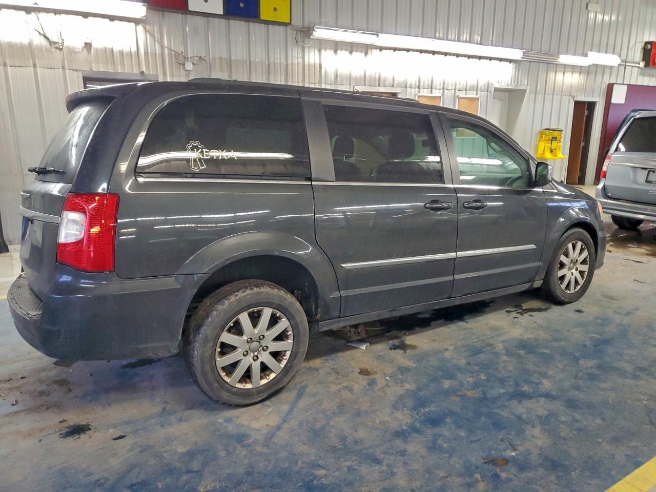 2011 CHRYSLER TOWN & COUNTRY TOURING L photo 3