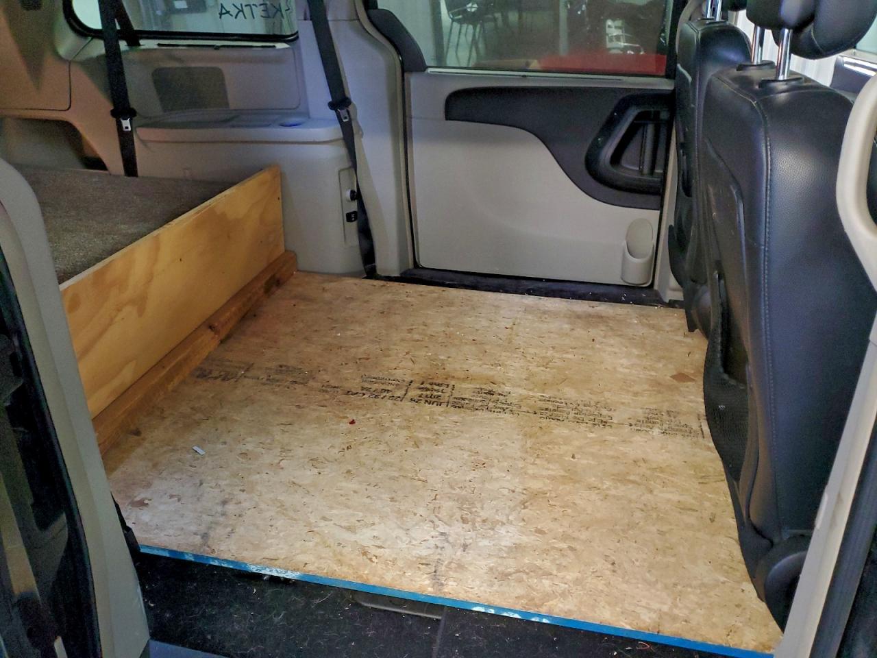 2011 CHRYSLER TOWN & COUNTRY TOURING L photo 11